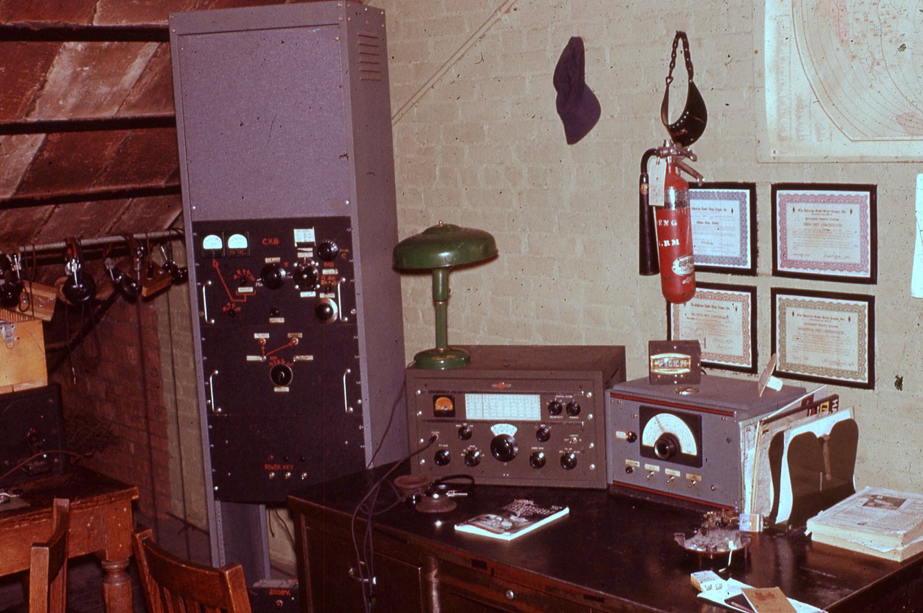 Shack interior from January 1959 (photo: Bob Norin, W7YAQ) Photo of shack interior from January 1959 showing operating desk with radio equipment (unknown).